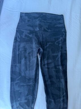 Lululemon incognito camo multi gray Leggings 25”
